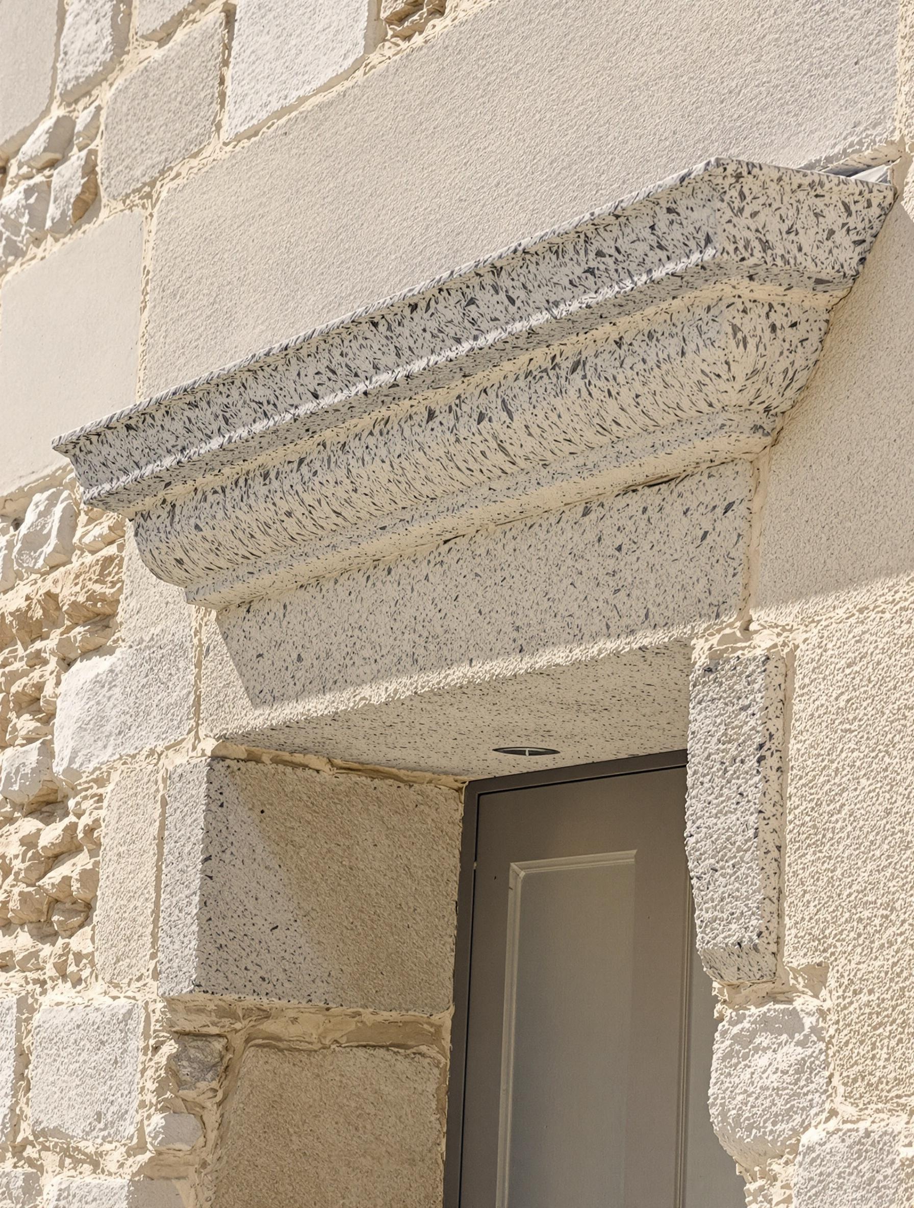 Bandeau en granite gris de Bretagne sur maison Loiret