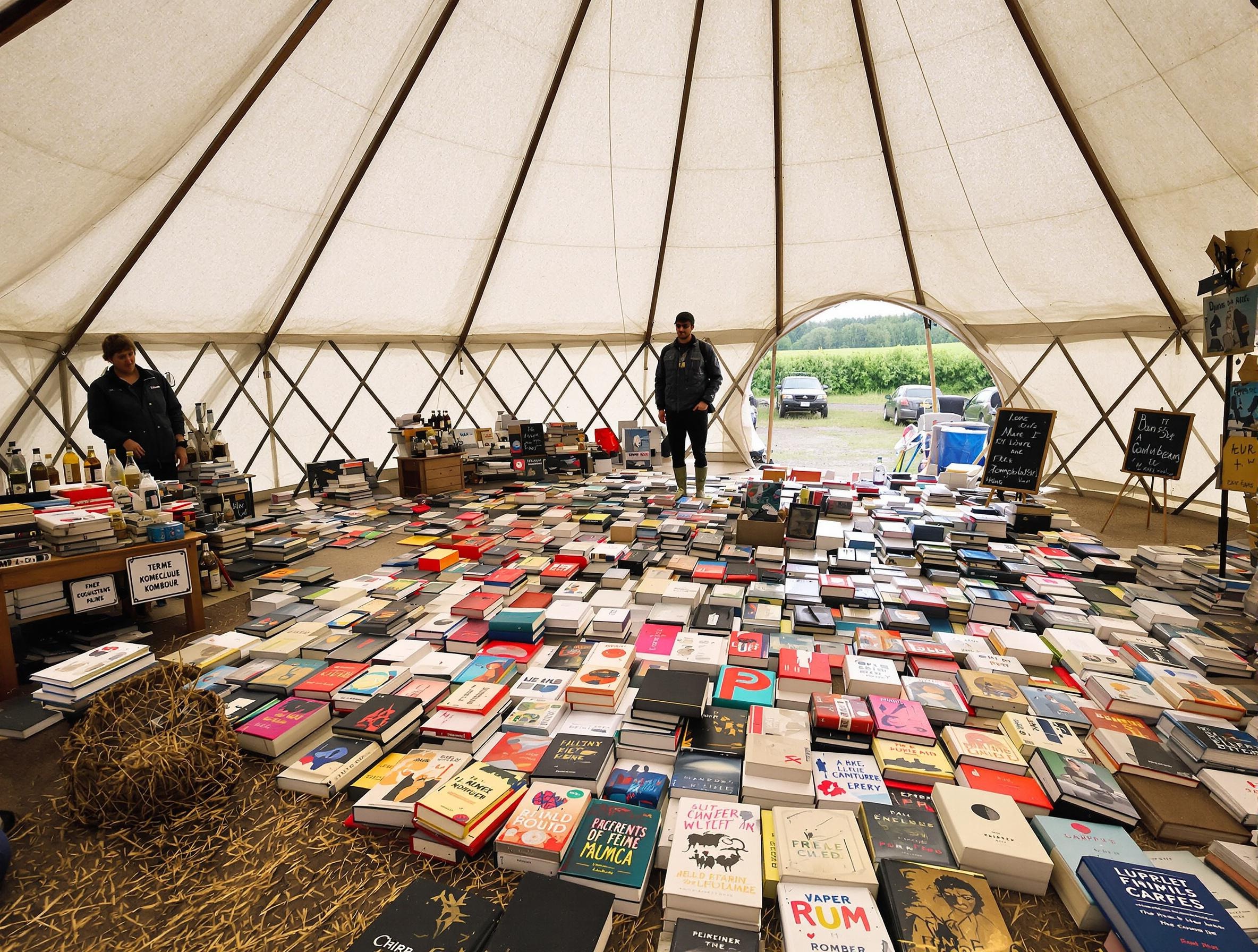 Brocante sous yourte improvisée livres kombucha Bretagne
