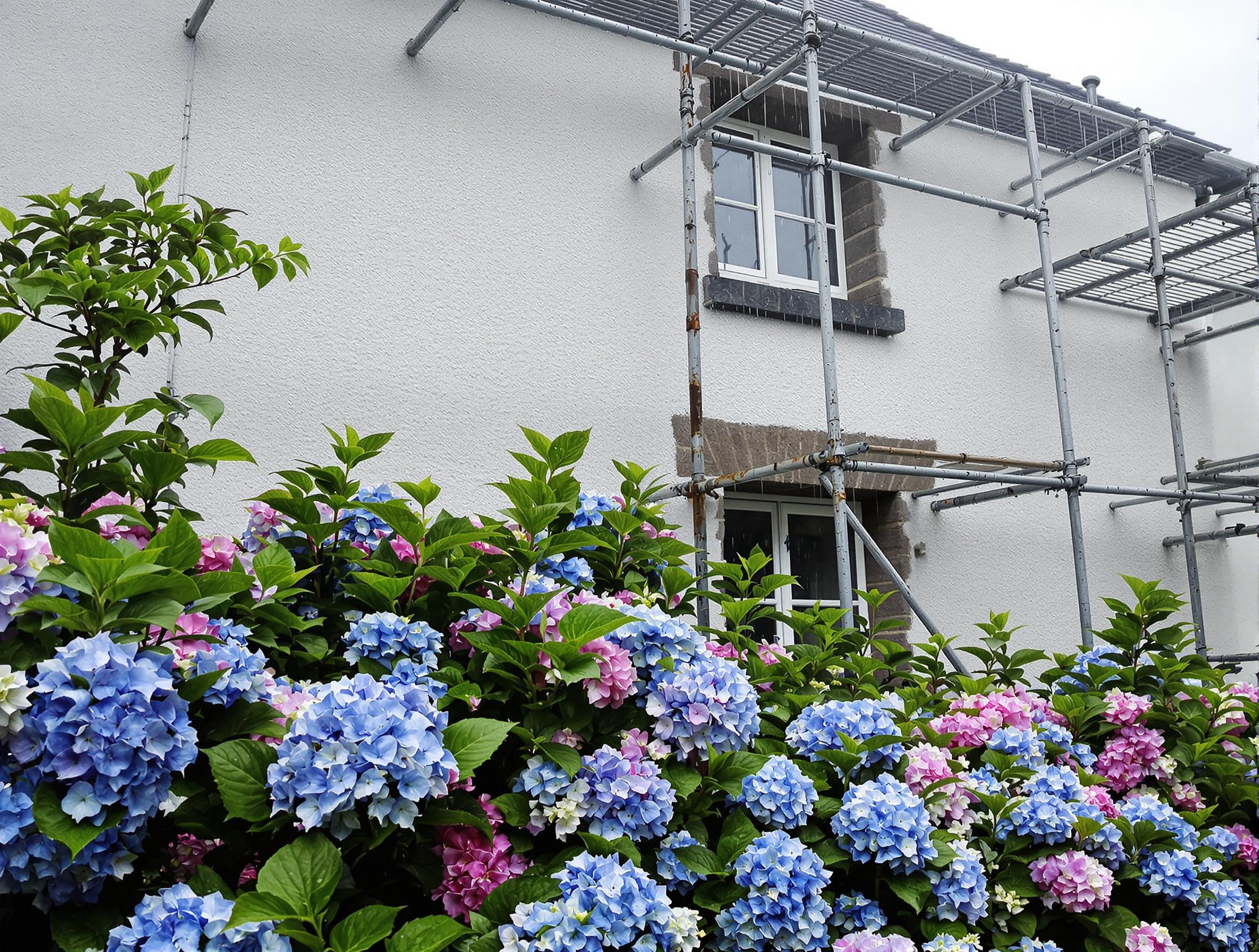 Façade traditionnelle en pierre avec enduit à la chaux sous forte pluie en Bretagne