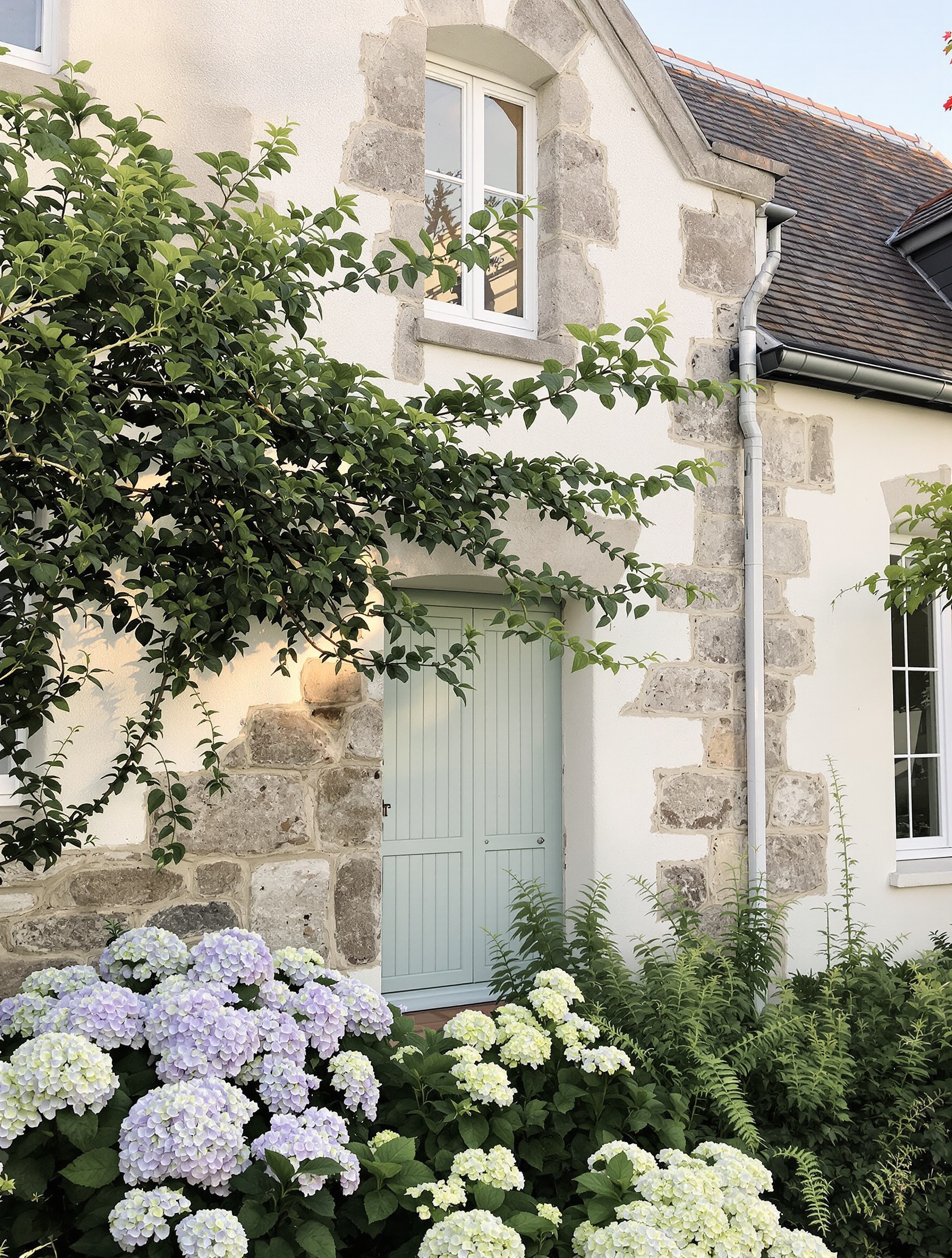 Façade rénovée avec un crépi naturel en Bretagne
