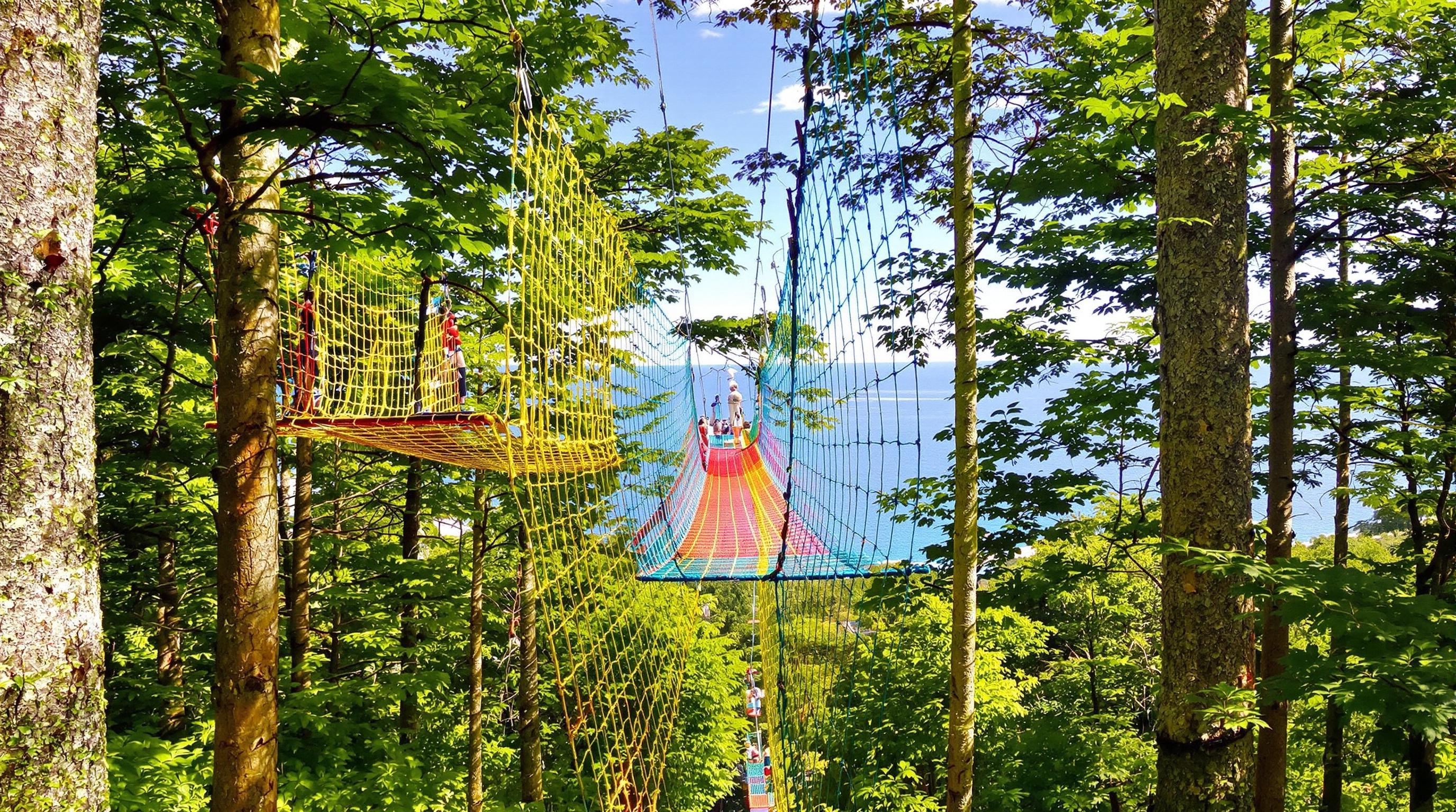 Filet Parcabout tendu entre les arbres avec vue sur la mer