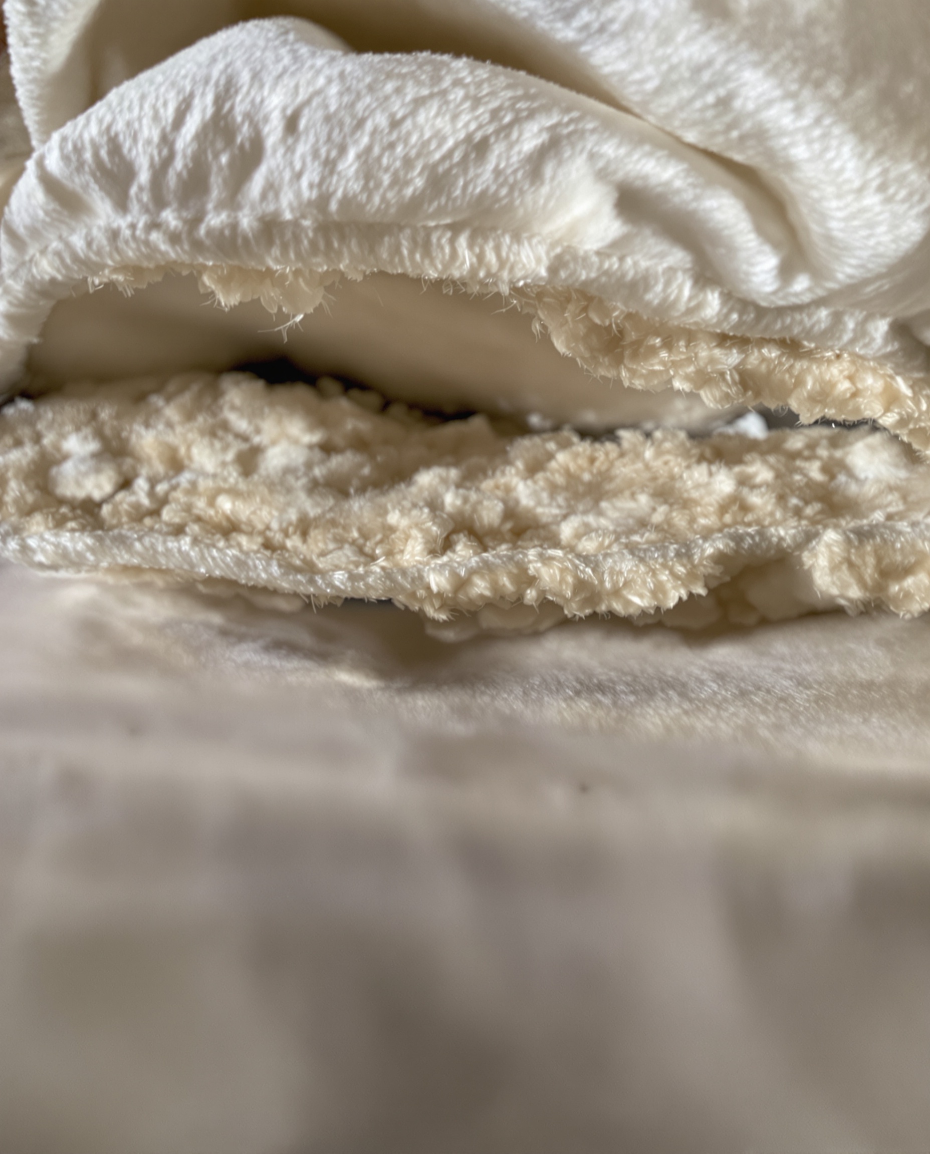 Larves d'anthrène visibles sous un matelas en fibres naturelles