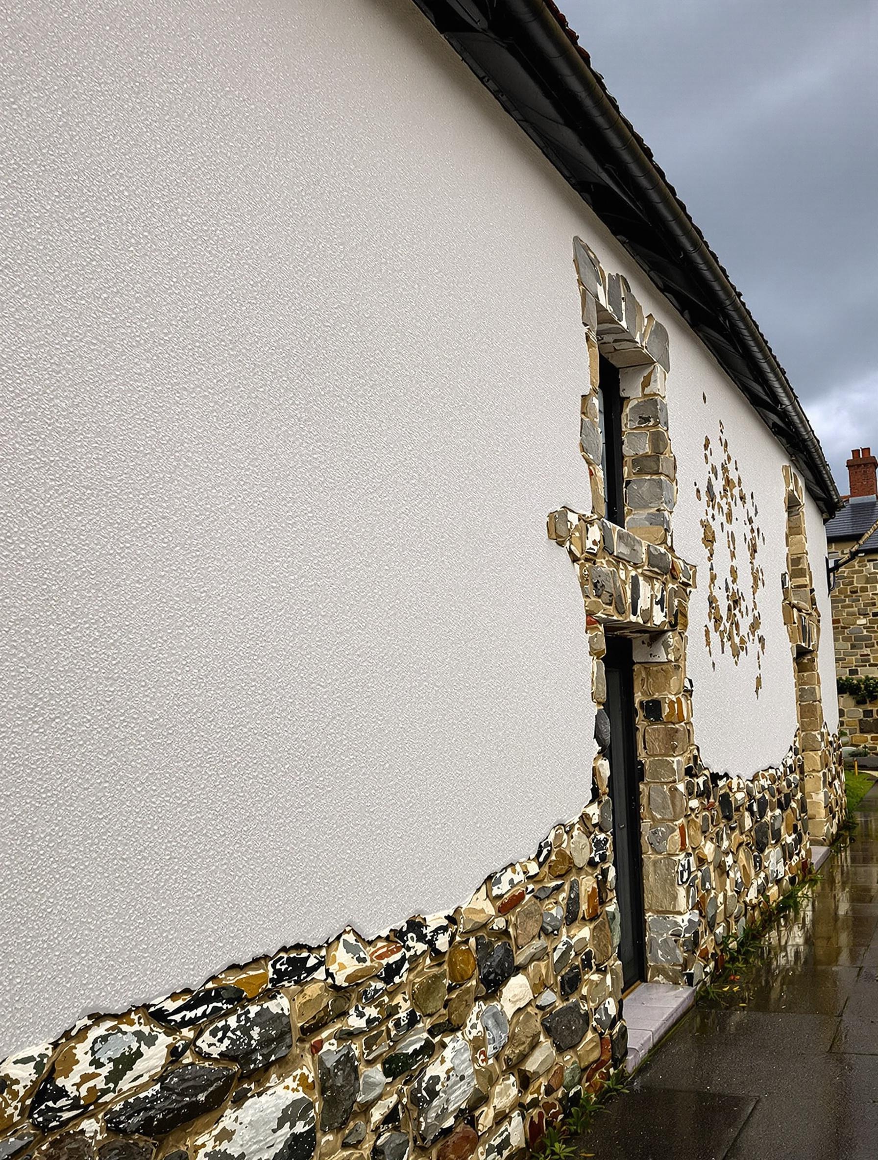 Façade en pierre et chaux bretonne sous la pluie : beauté révélée