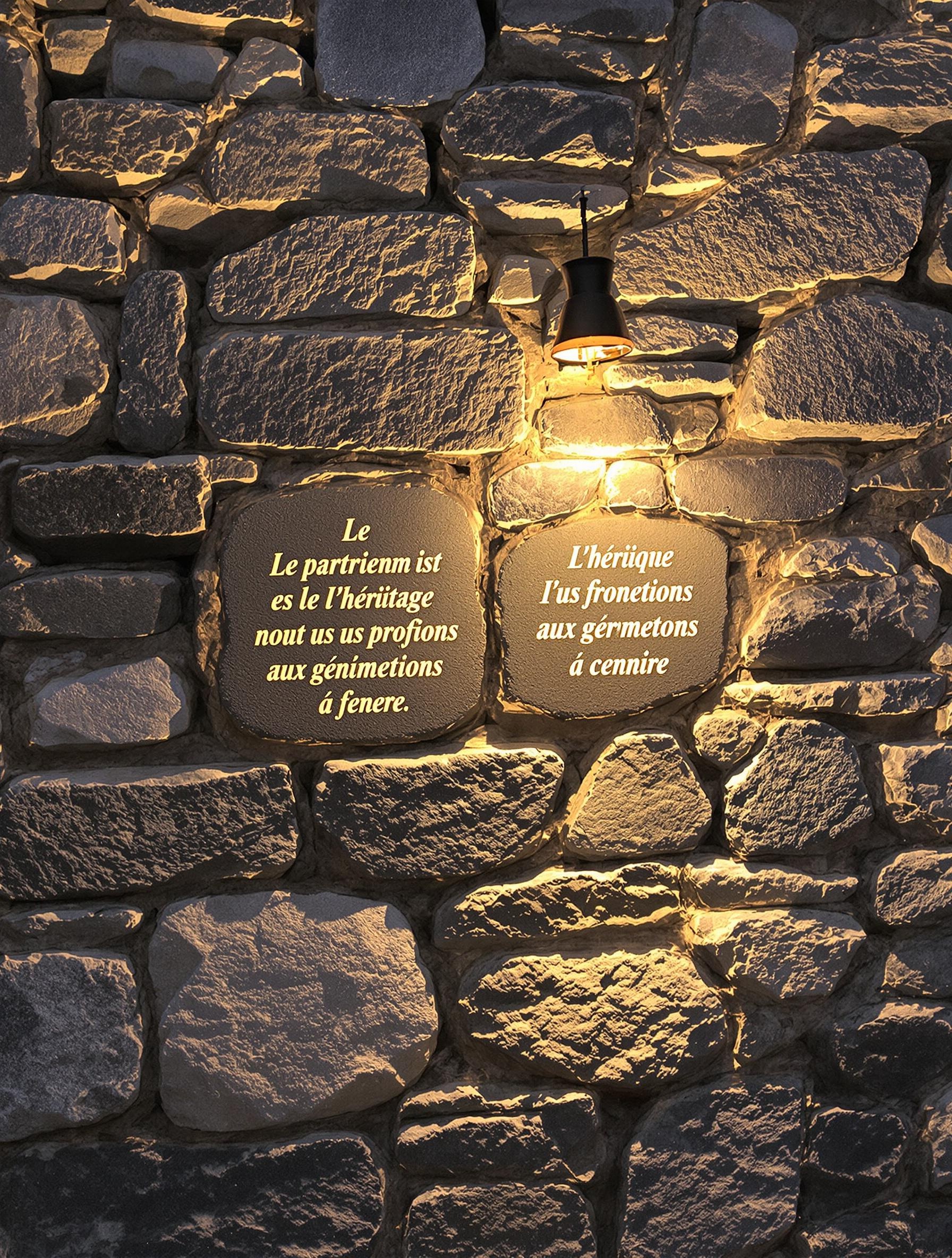 Mur en pierres bretonnes rénové et baigné de lumière