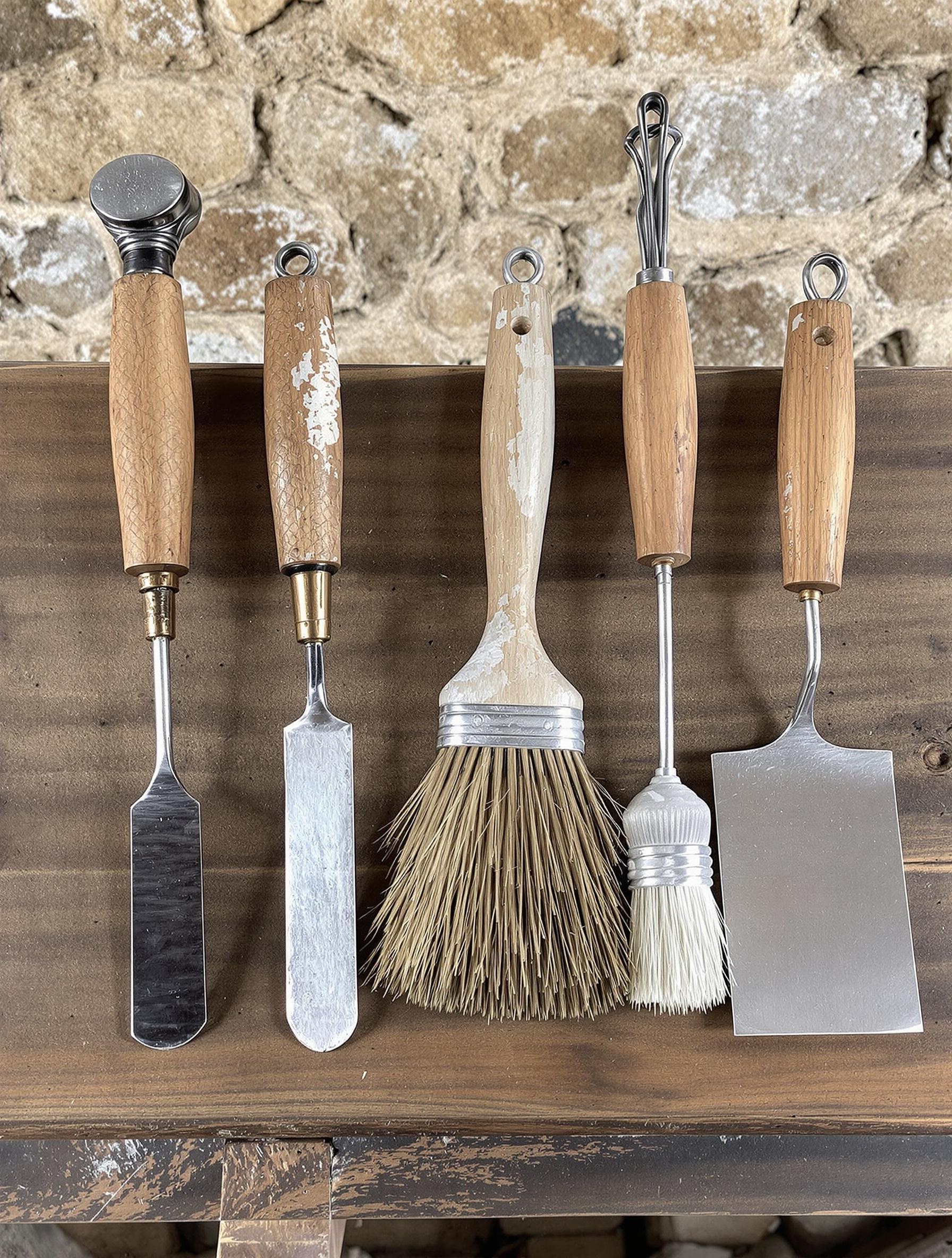Outils traditionnels pour la rénovation d'un mur en pierre