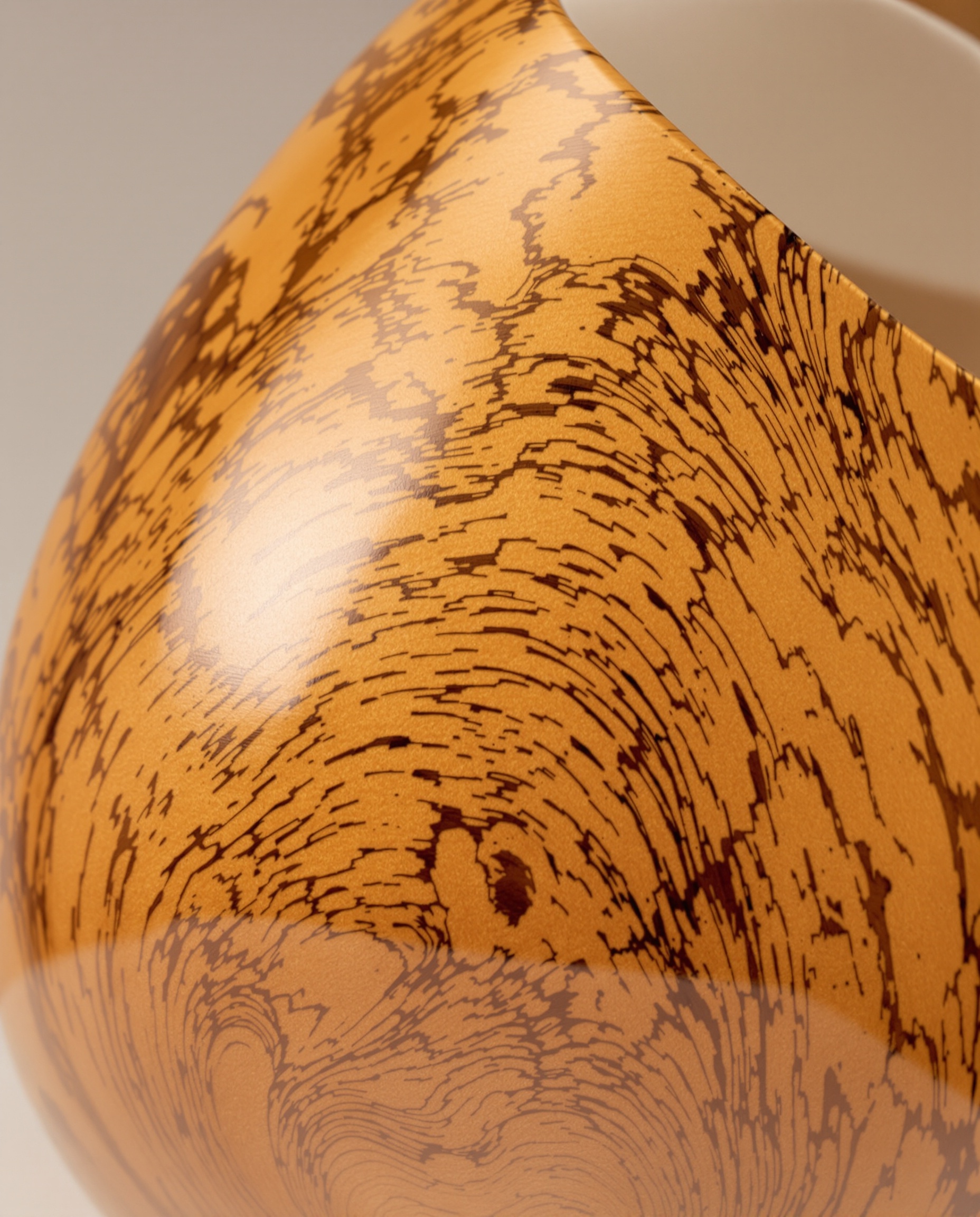 Bol tourné ou sculpture en bois d'if illustrant ses qualités artistiques