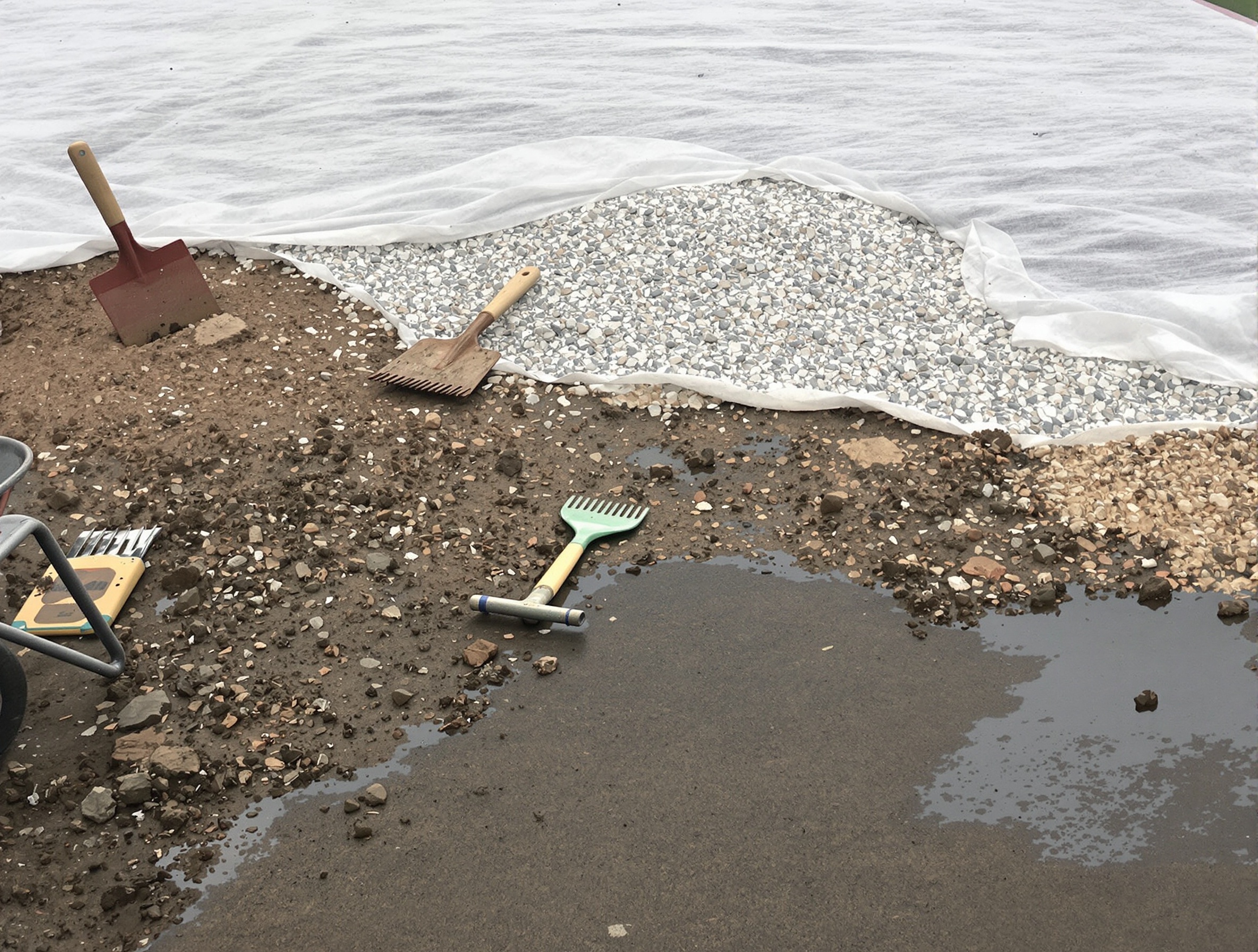 préparation du sol d'une terrasse économique en Bretagne