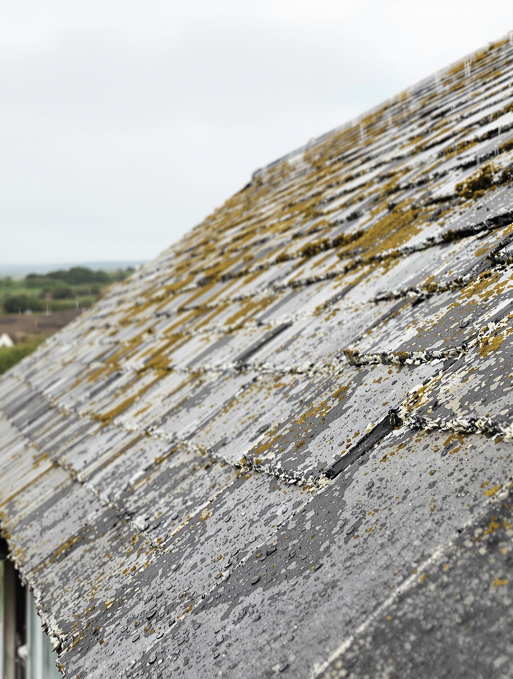 Toiture ancienne en fibrociment montrant les plaques à retirer lors d’un désamiantage